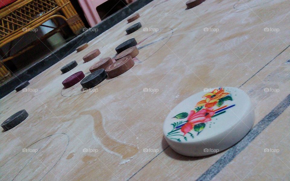 Carrom board