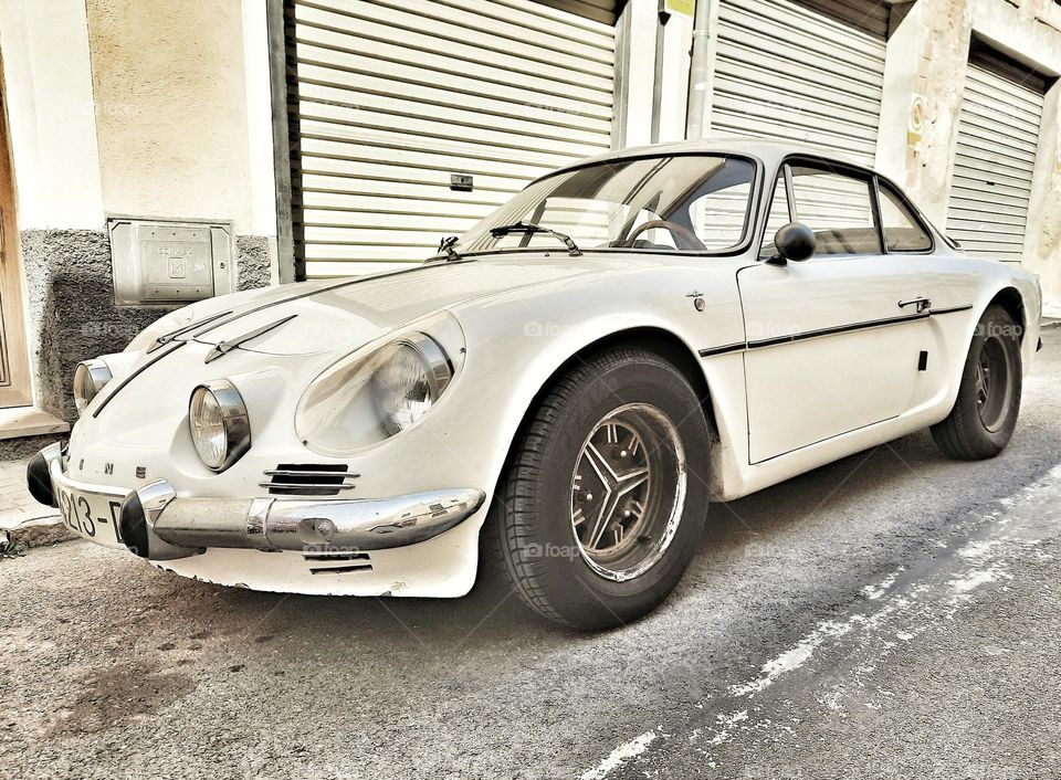 Encuentro casual con un Alpine A110 de los años 70 aparcado en la calle de mi ciudad.