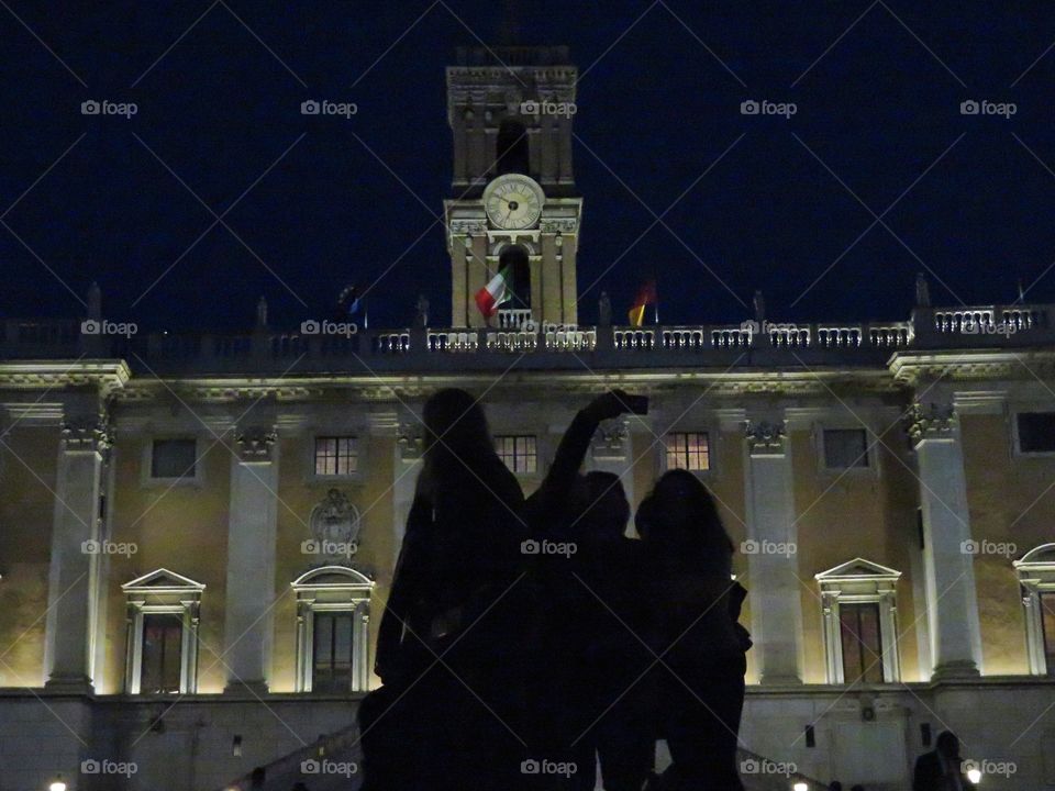 silhouettes of selfie girls