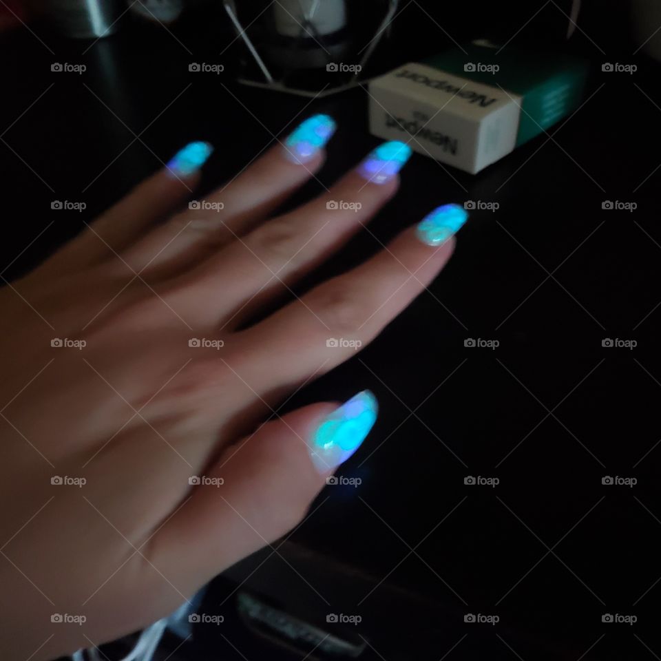glow in the dark nails