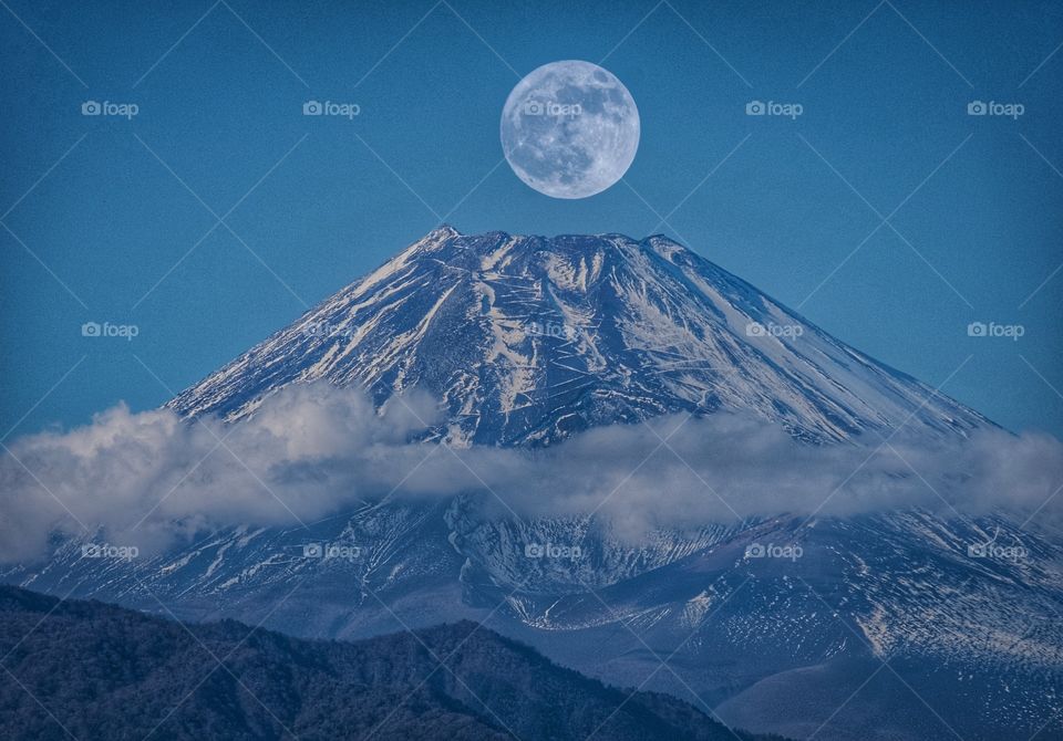 Beautiful marriage photo of full moon and Fuji mountain 