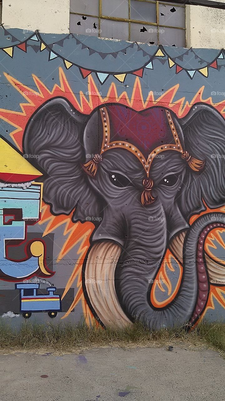 Elephant painting. Driving through the alley