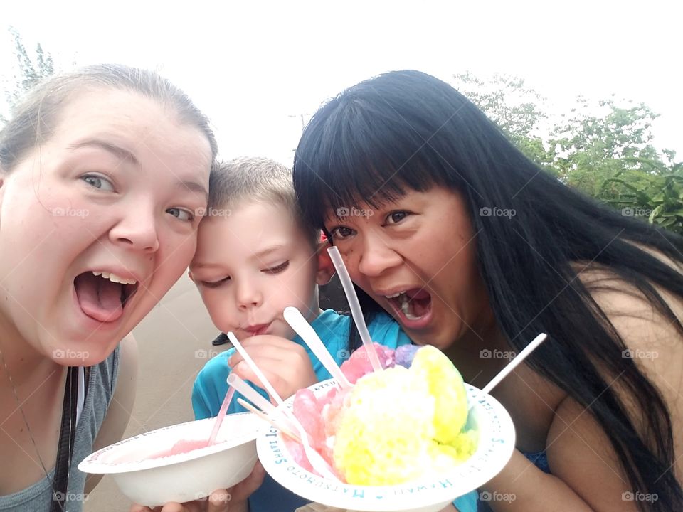 Family enhoys shave ice on North Shore of Oahu.