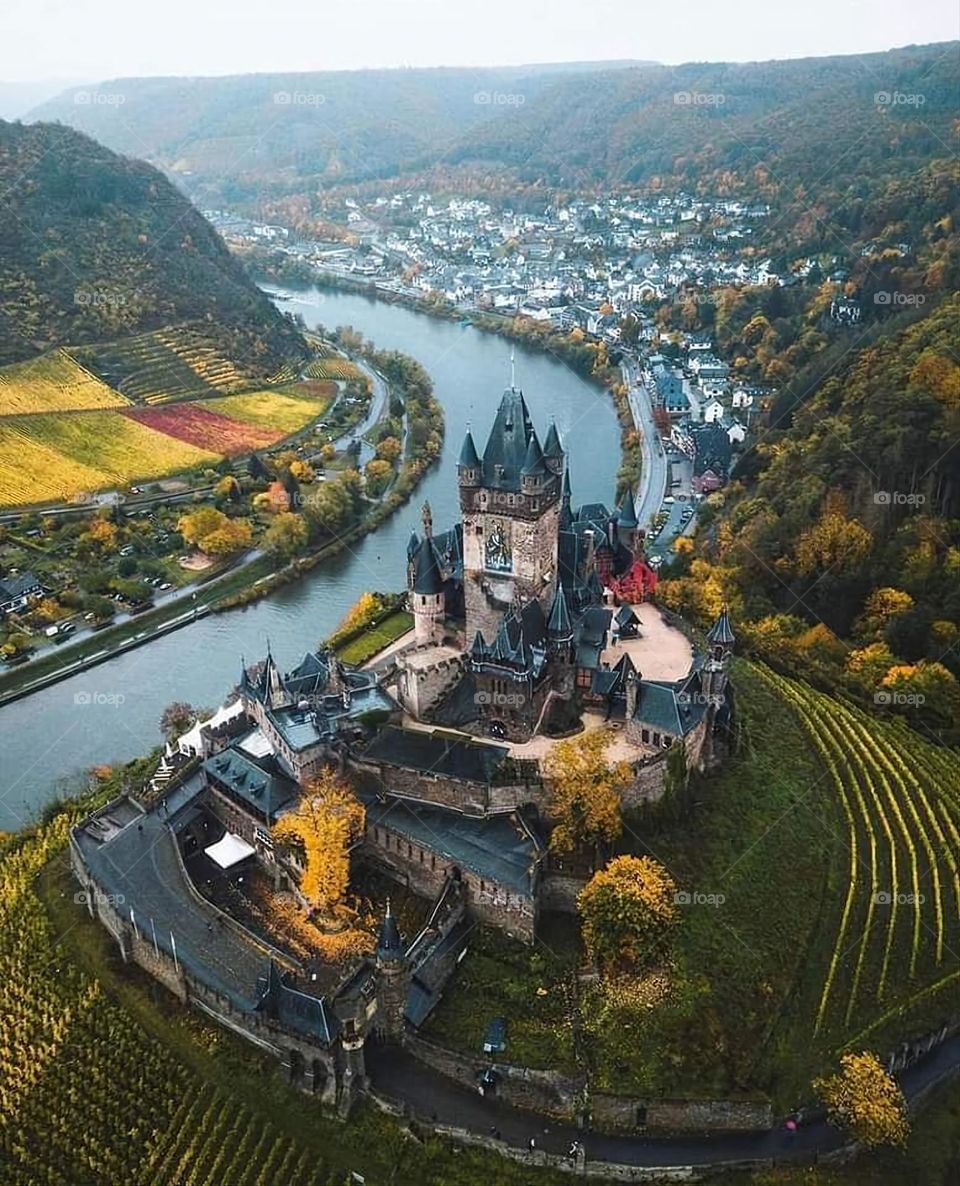 A very beautiful coastal picture on the beach, and the sweetness of the calm water in it is more than wonderful