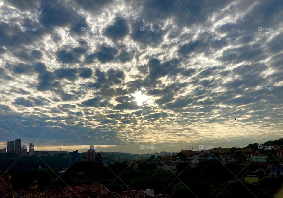 Agora: 08h30 de um sábado nublado. Cadê o amigo sol se manifestando reluzente?
Já entendi… vai ficar atrás das nuvens mesmo. Então, apareça quando puder!