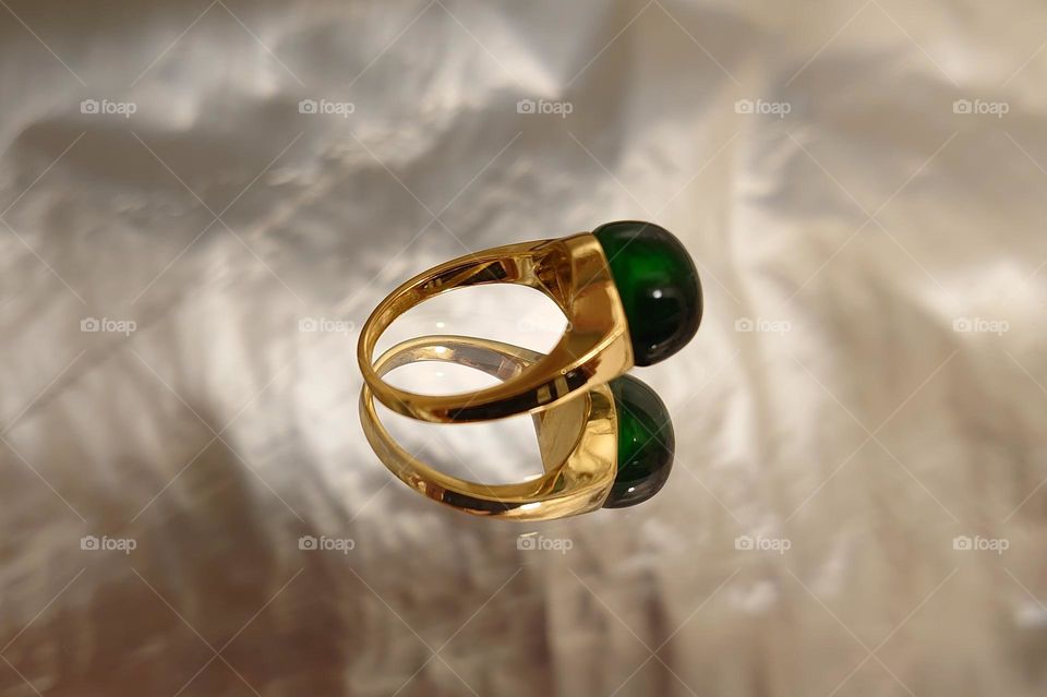Fine ring with a green stone with reflection💚💍💚