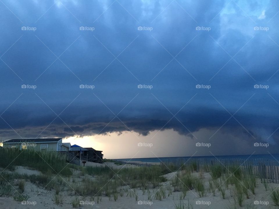 Storm rolling in over the ocean shelf clouds in the sky. 