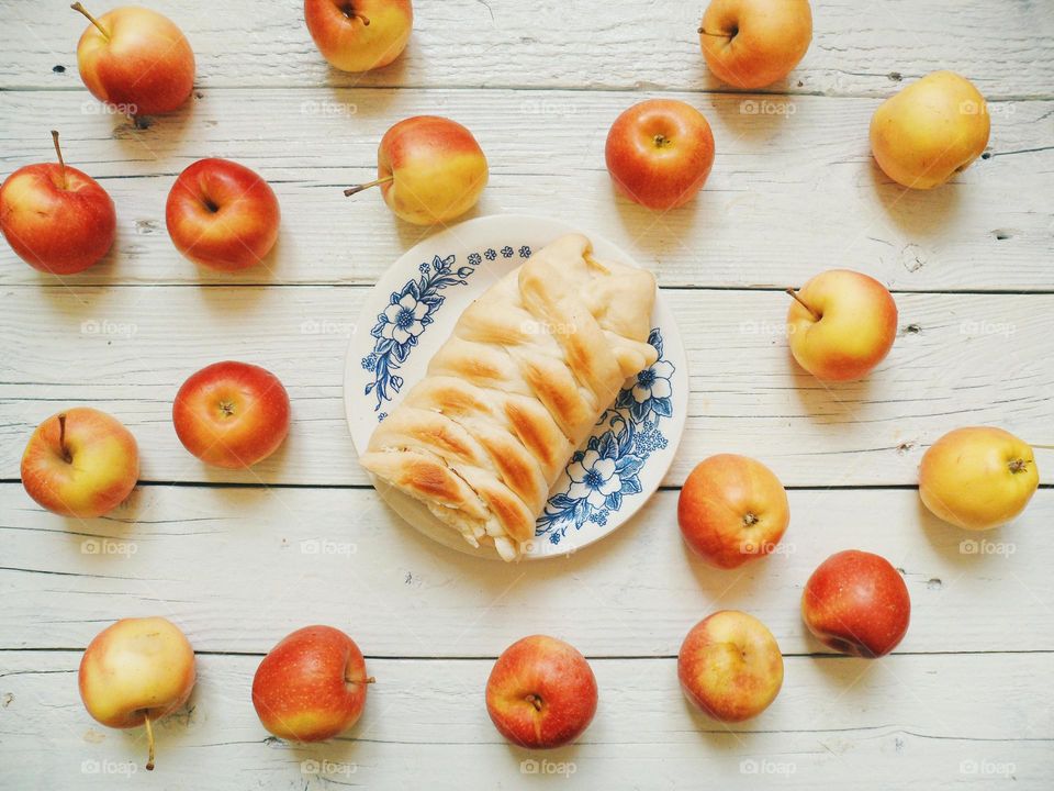 apple pie, apples on the desk