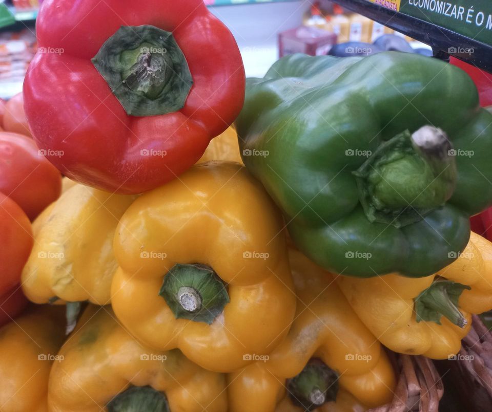 Pimentões, contém vitamina E, C, potássio, fósforo, magnésio, cálcio, ácidos graxos insaturados, flavonoides, Carotenoides e beta-caroteno, auxilia na prevenção de doenças e contribuem para a redução de problemas cardiovasculares