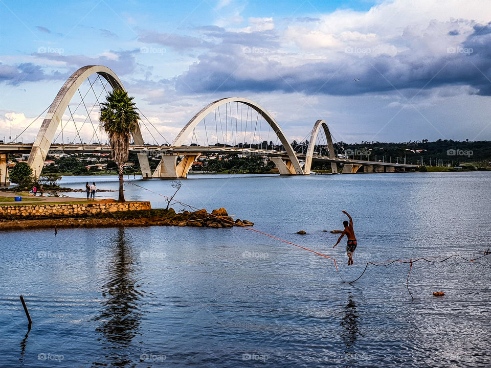 Slacklining by the Juscelino Kubitschek Bridge