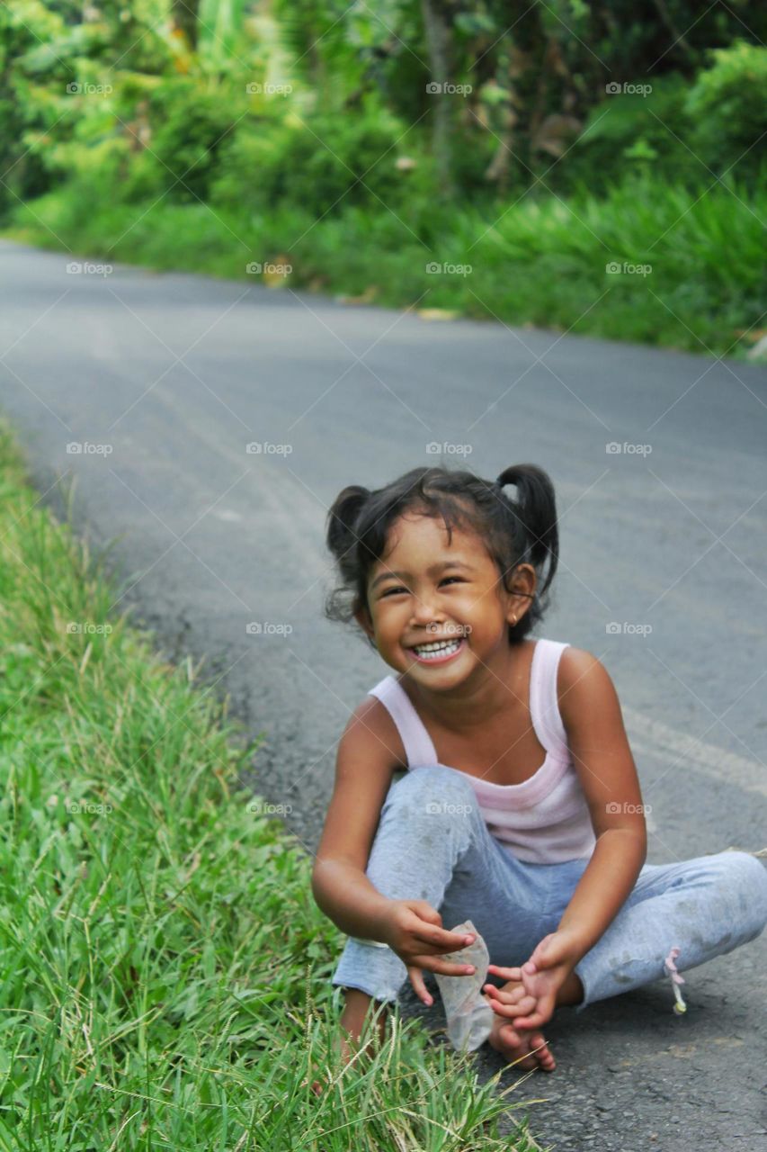 senyum bahagian lepas di jalan model anak wanita natural photo 
beri rating untuk lebih baik lagi