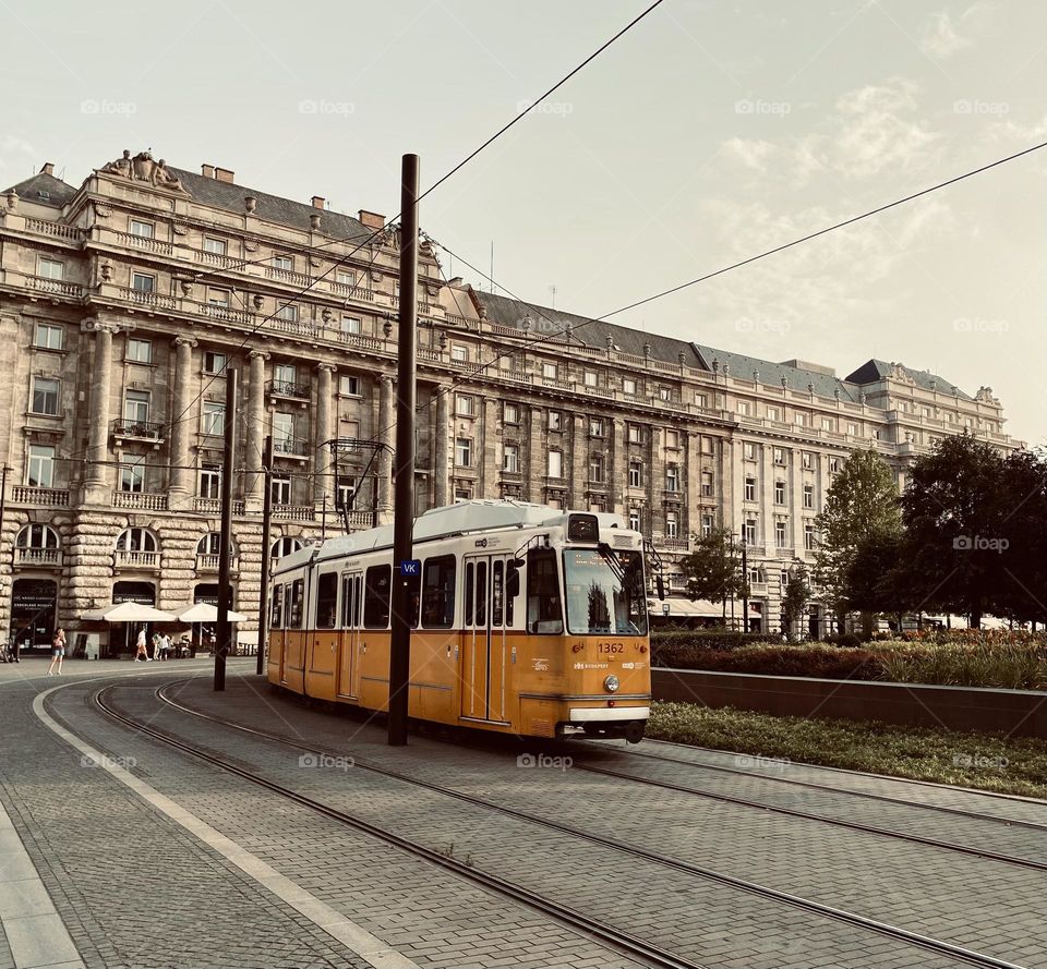 Yellow shuttle in Budapest 