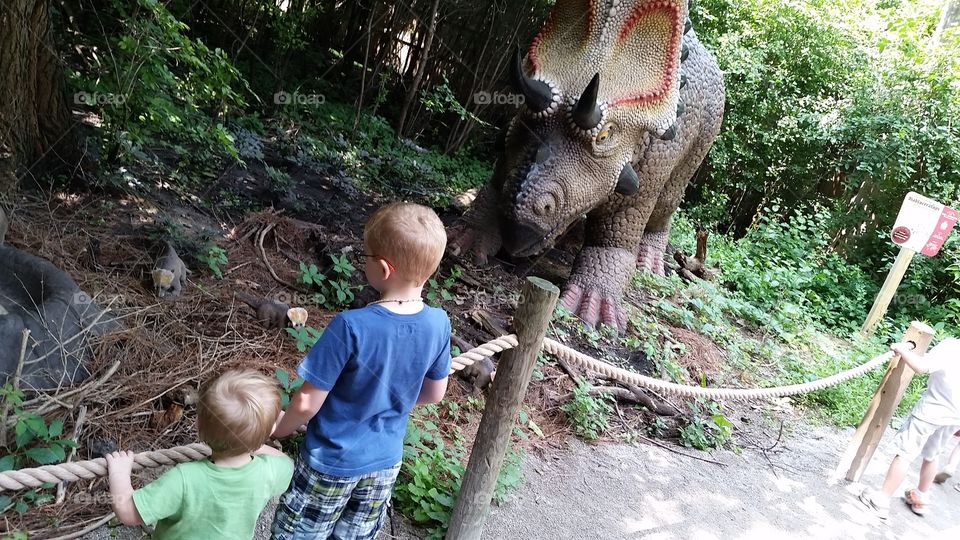 dinosaur encounter. kids enjoying the dinosaur encounter at the zoo