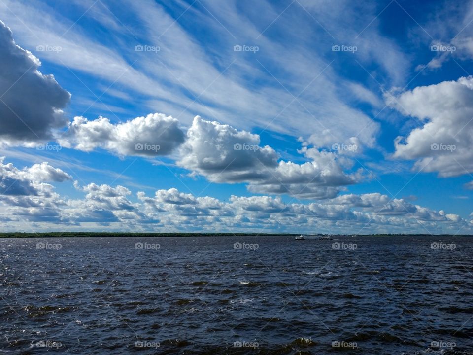 Облака на синем небе Архангельска