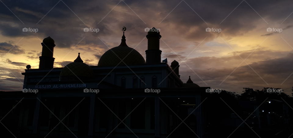 mosque at maghrib time