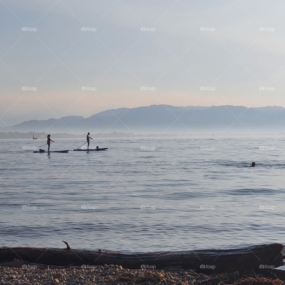 The surfboard that is used is between 3 and 4.5 meters long and has a volume between a minimum of 120 and a maximum of 300 liters, to ensure that the wave surfer can stand stable enough on the board without falling off the board.