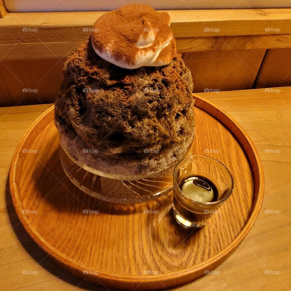 Hojicha flavored shaved snow and sauce，shaved ice