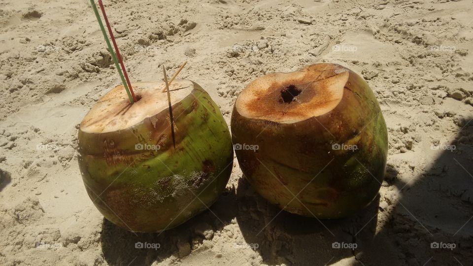 coco verde na praia de Pinhal sul Brasil RS sol.mar e água de côco