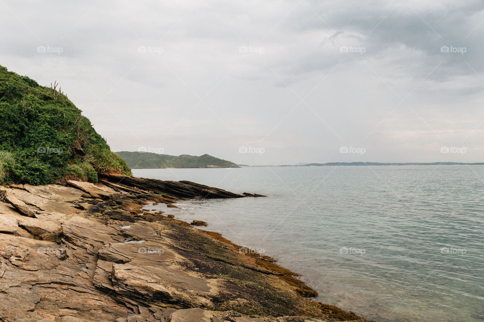 Praia com paisagem linda e fantástica no Brasil, na região do Lagos no Rio de Janeiro, em Búzios. Uma ilha incrível de conhecer!