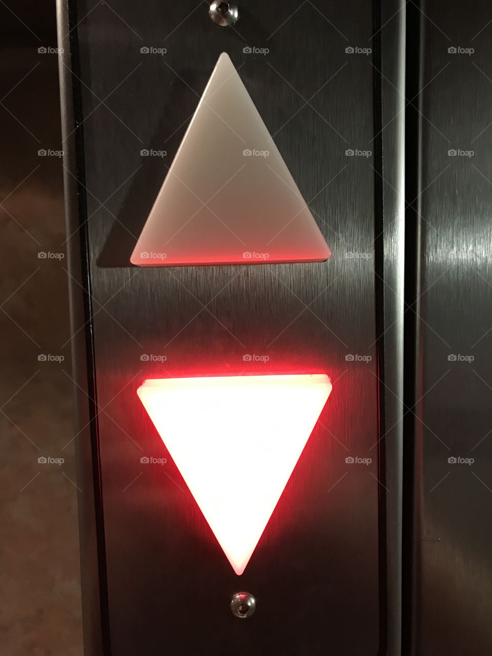 Minimalistic elevator down arrow 