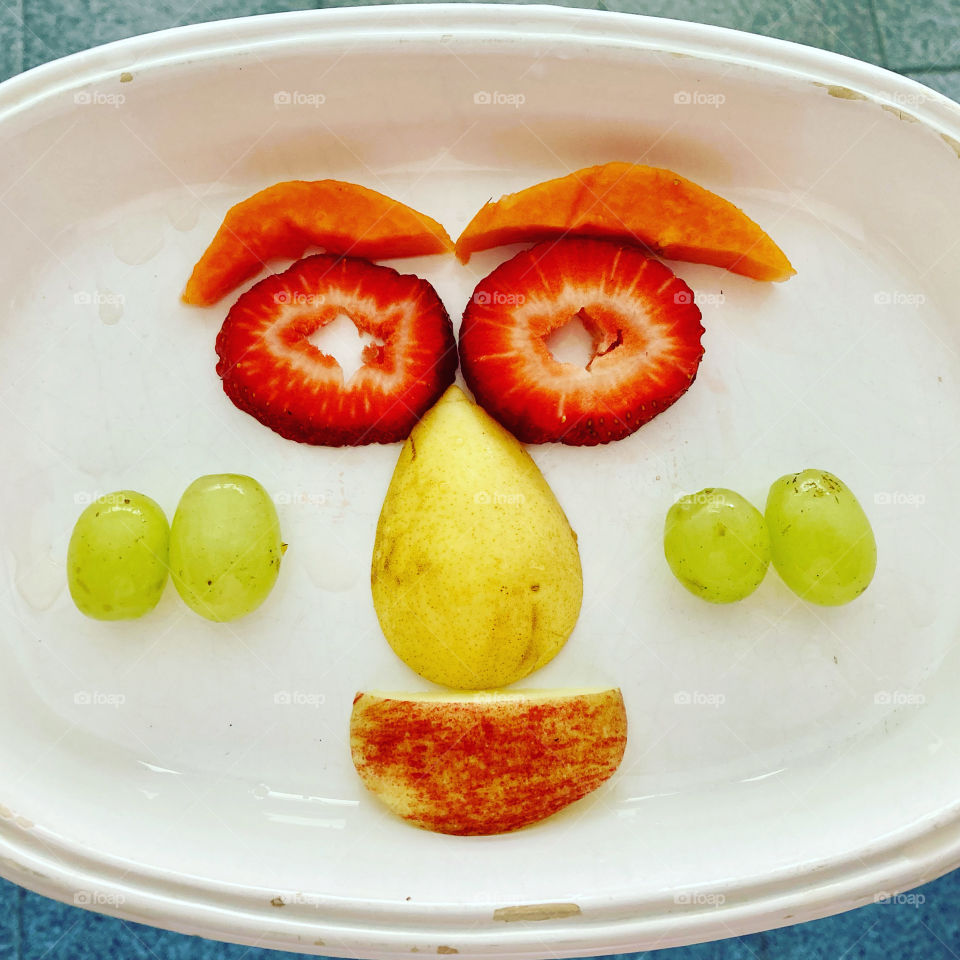 🇺🇸 What makes me smile? A good and fun fruit salad: papaya, strawberry, pear, grape and apple. / 🇧🇷 O que me faz sorrir? Uma boa e divertida salada de frutas: mamão, morango, pêra, uva e maçã.
