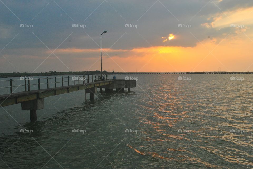 Nikmati matahari terbenam (Sunset Pelabuhan Kendal)
