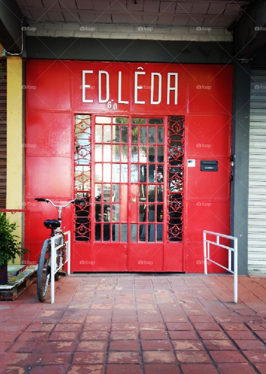 Pode parecer bruto e ser elegante, aparentar solidez e beleza ao mesmo tempo. Bela porta de edifício no Recife, Pernambuco, Brasil.