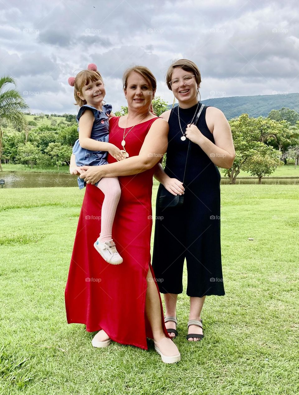 🇺🇸 Perfect, natural women of all ages and smiles!  What a beautiful family we have! / 🇧🇷 Mulheres perfeitas, naturais, de todas as idades e sorrisos! Que linda família temos!