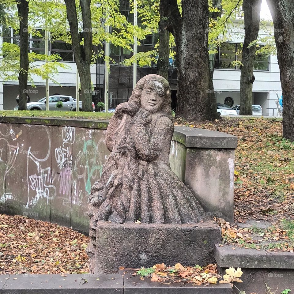 Фигура Девушки. Старый фонтан в парке Кронвальда