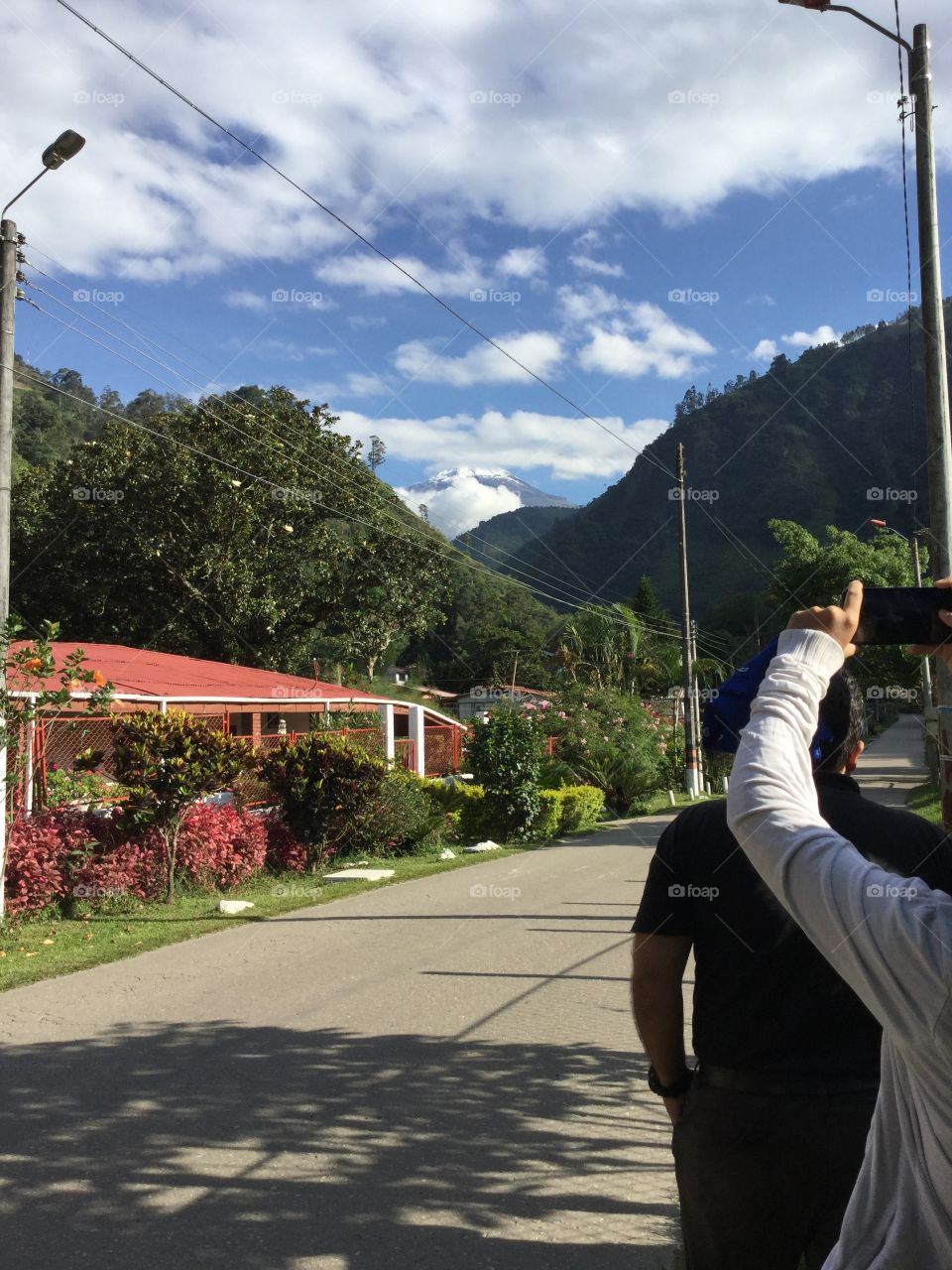 Villa Restrepo, tolima, colombia, con el nevado empezando a despejarse de fondo, en medio de las montañas.