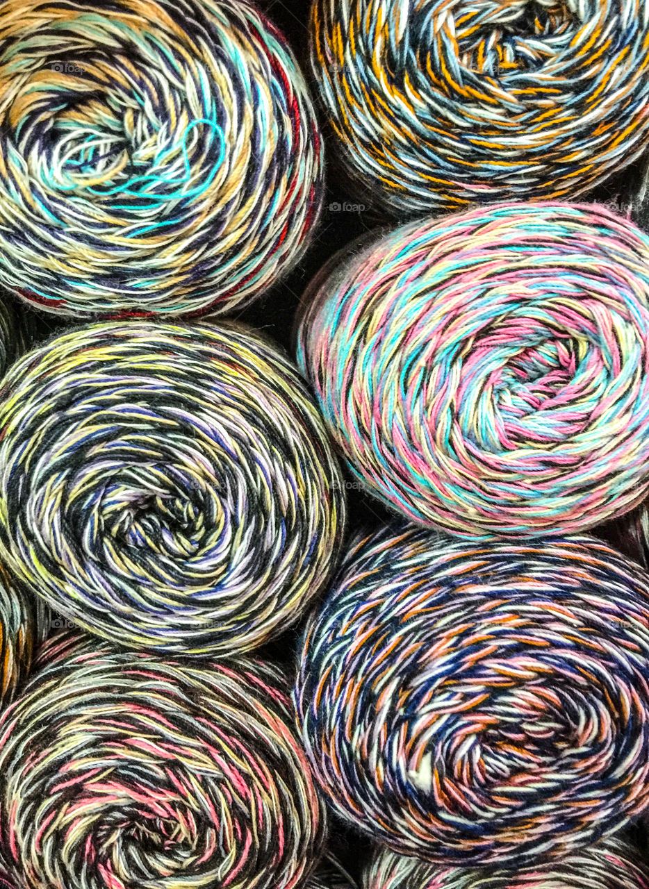 Balls of thread side by side