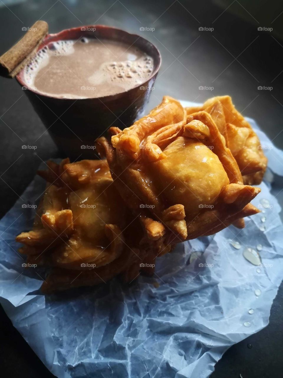 pastelitos con chocolate caliente