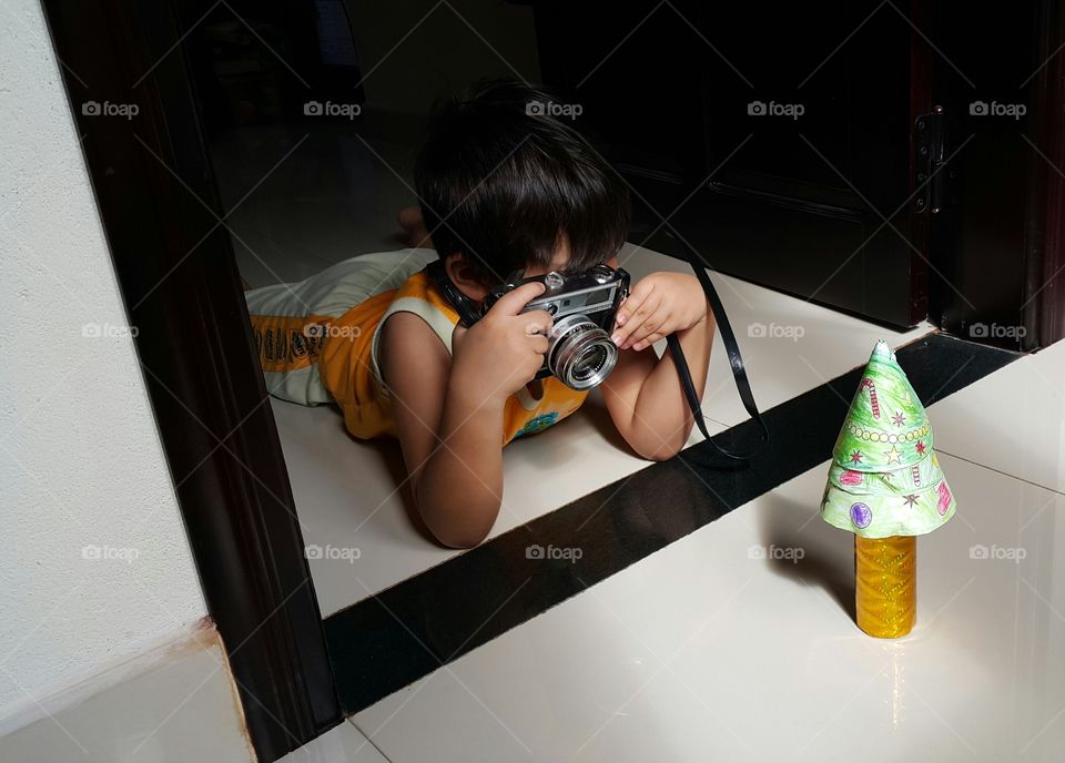 young kid photographer