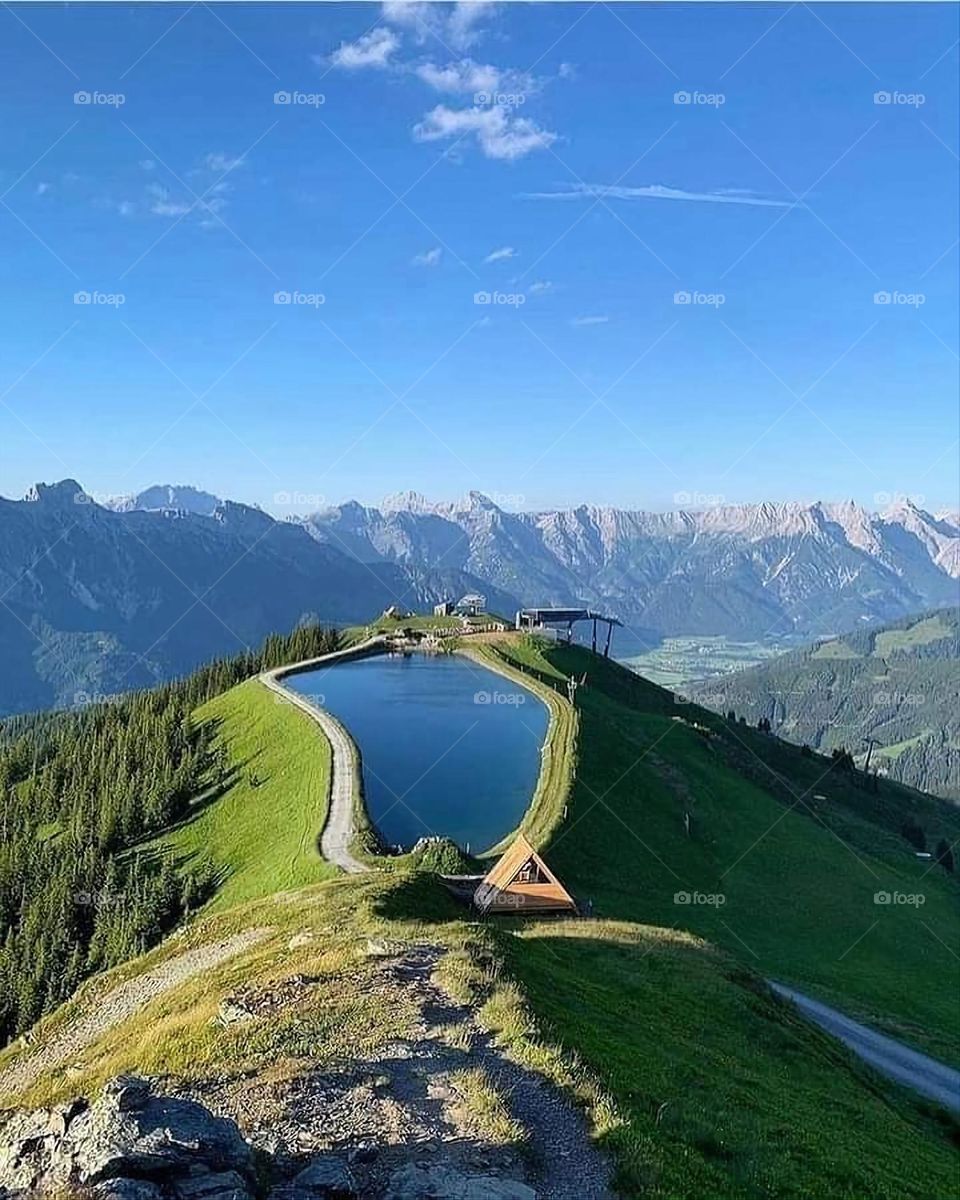 A very beautiful coastal picture on the beach, and the sweetness of the calm water in it is more than wonderful