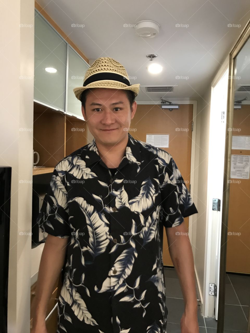 Hawaiian look, hat, Hawaii shirt, traveling, smile, hotel