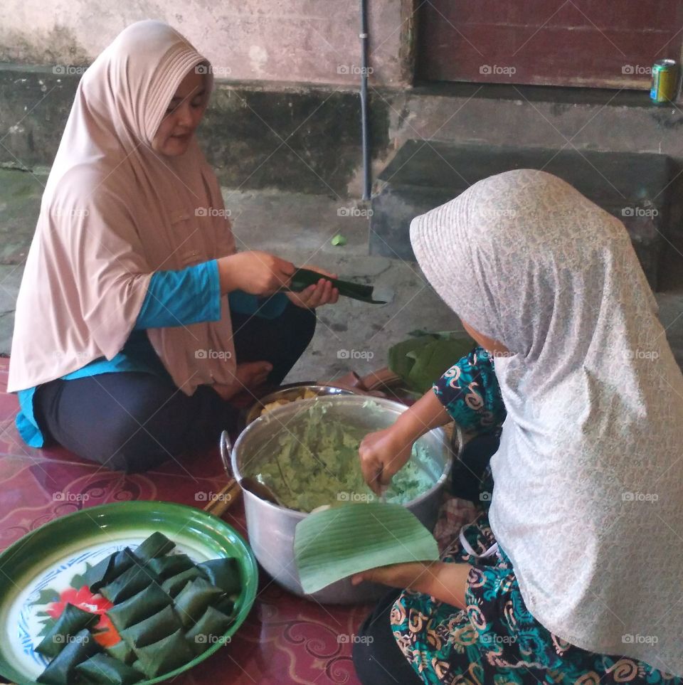 making traditional cake of Lombok