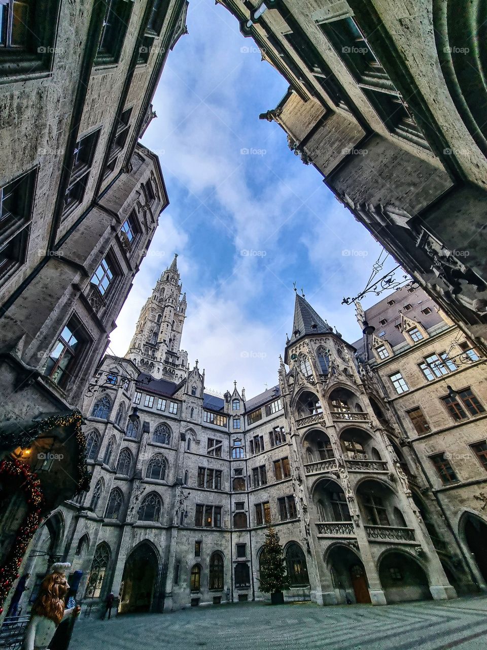 I travelled to München a few days ago and I took so many beautiful pictures. The architecture there is so beautiful and impressive. Everywhere you turn another beautiful historic building. also look at that sky.