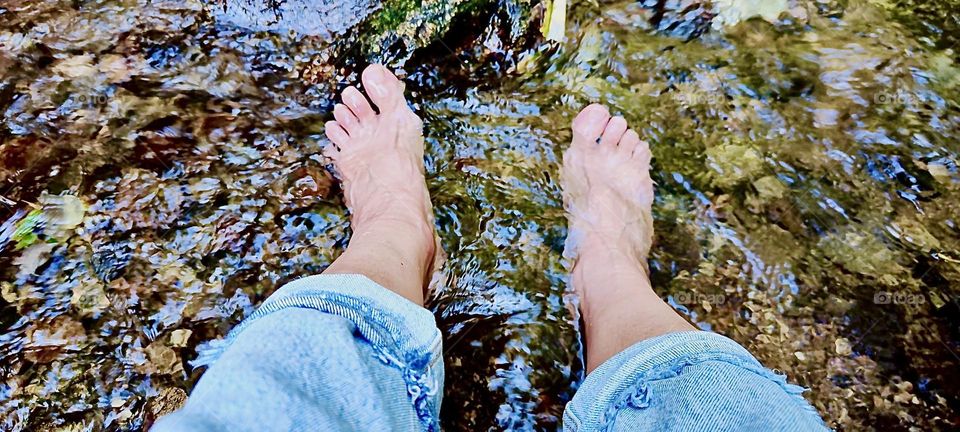 The water of the river „Ohe“ near the small town of „Ringelai“ in „Bavaria“ is so gloriously cooling and refreshing. At this point it is more of a small wild water stream so taking a dip is easy. 2023. Hypnotic Productions