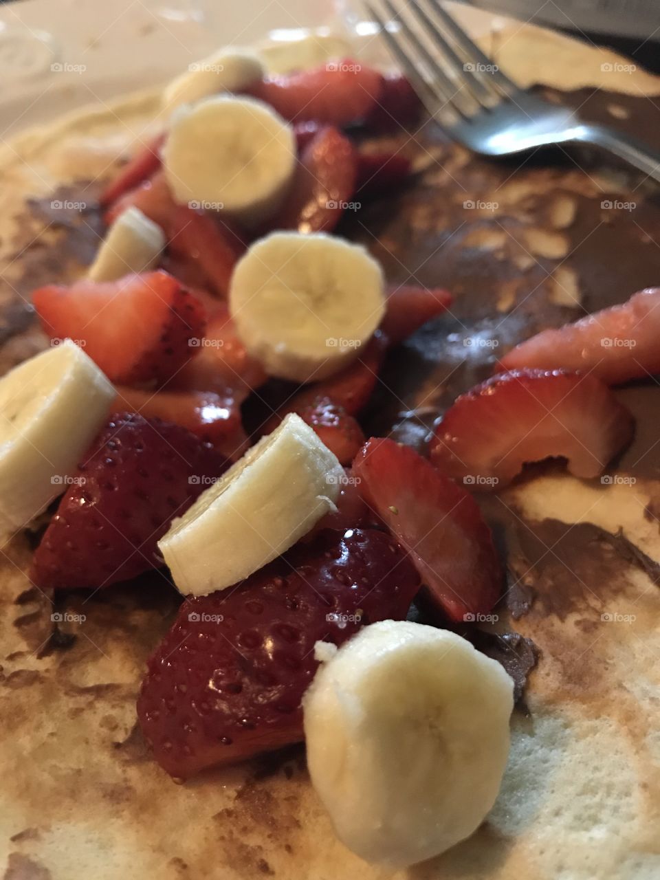 Open crepe with strawberries and bananas