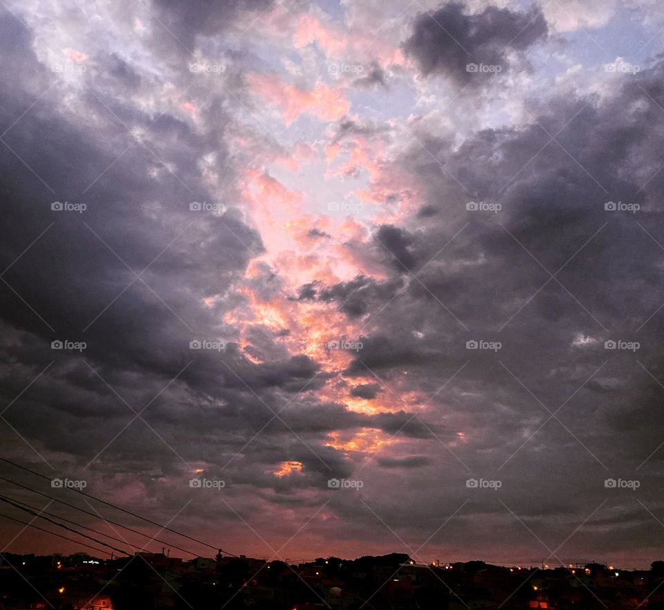 🇺🇸 The shocking pink clouds, in a photograph of the dawn in the interior of Brazil. / 🇧🇷 As impactantes nuvens cor-de-rosa, numa fotografia do amanhecer no interior do Brasil. 