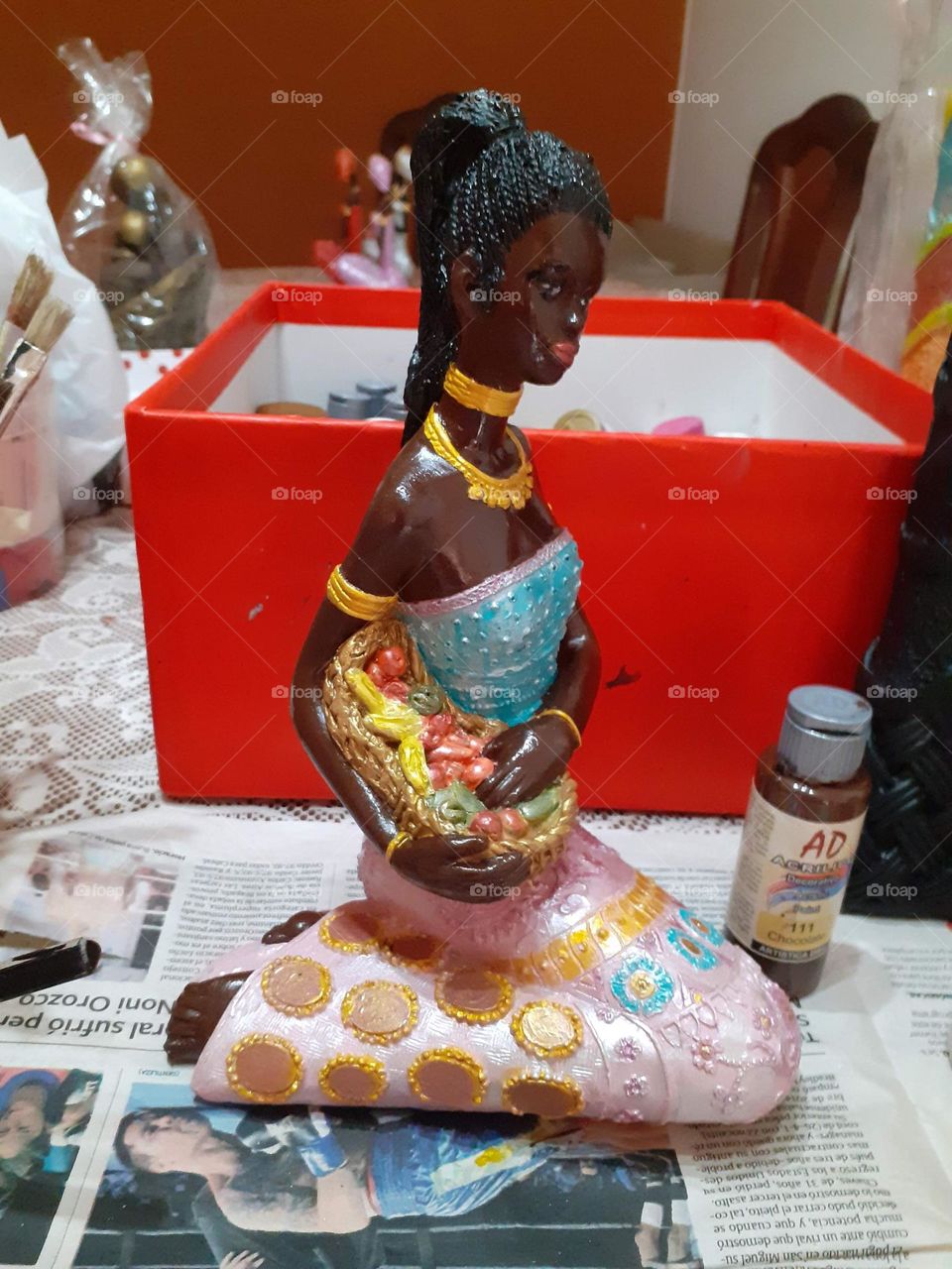 He pintado africanita de yeso con acrílicos