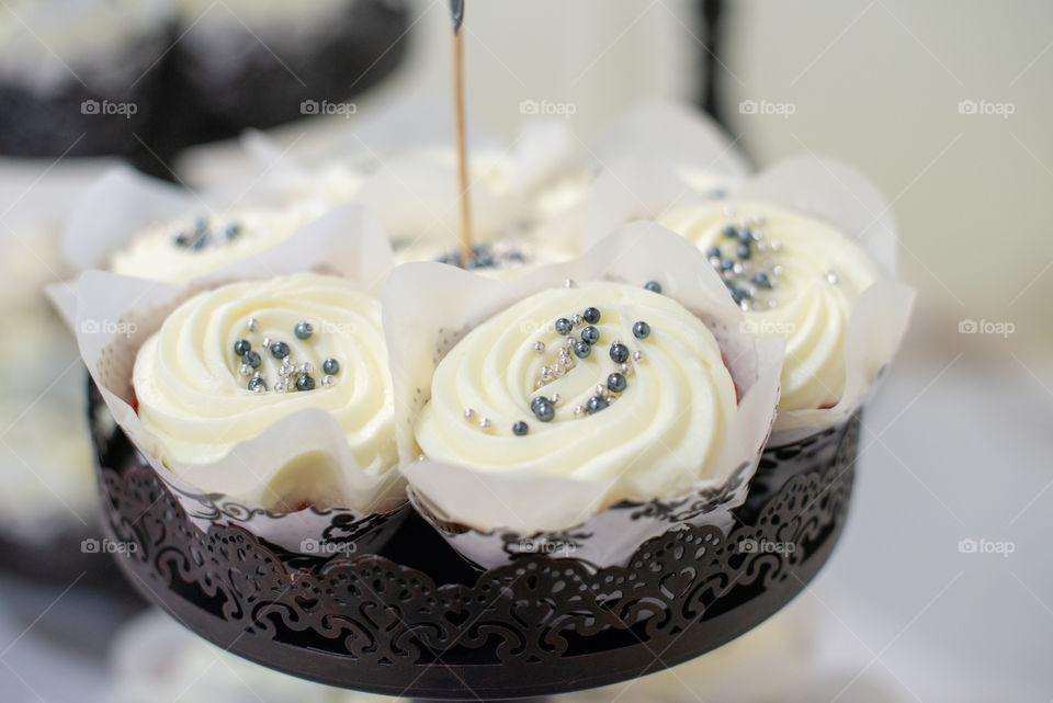 vanilla frosted cupcakes