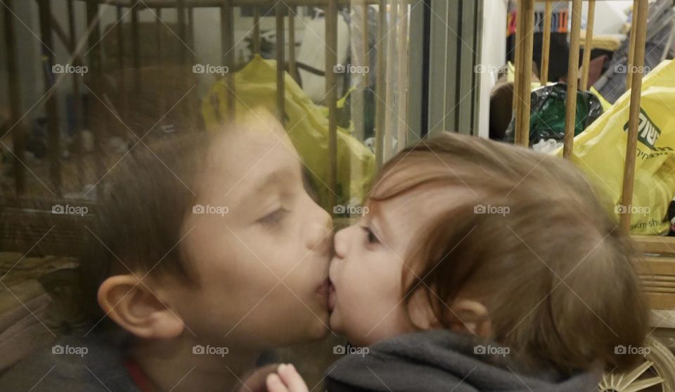 Kiss behind the window 