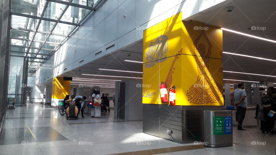 The graphics on the wall depicting Indian themes with triangles is something I get never tired of admiring.