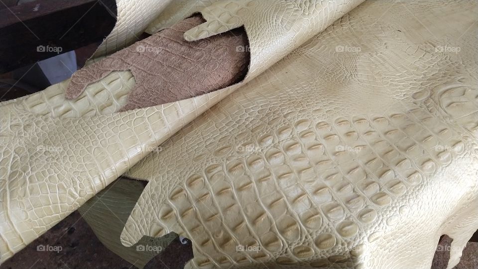 Manta de couro legítimo de bovino, prensado imitação de couros de bichos exóticos como avestruz, jacaré, cobra, elefante...  preparado para fabricação de calçados, bolsas, botas country.