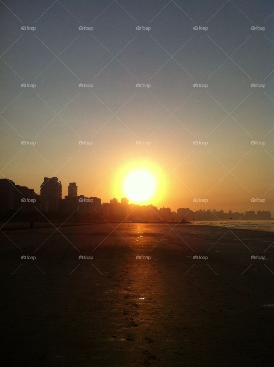 🇺🇸 A very beautiful sun dawn on the Brazilian coast: here, a photograph of Santos beach, in Brazil. / 🇧🇷 Um sol muito bonito amanhecendo no litoral brasileiro: aqui, uma fotografia da praia de Santos, no Brasil.