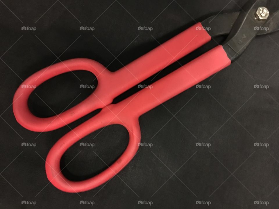 Diagonal red handles 