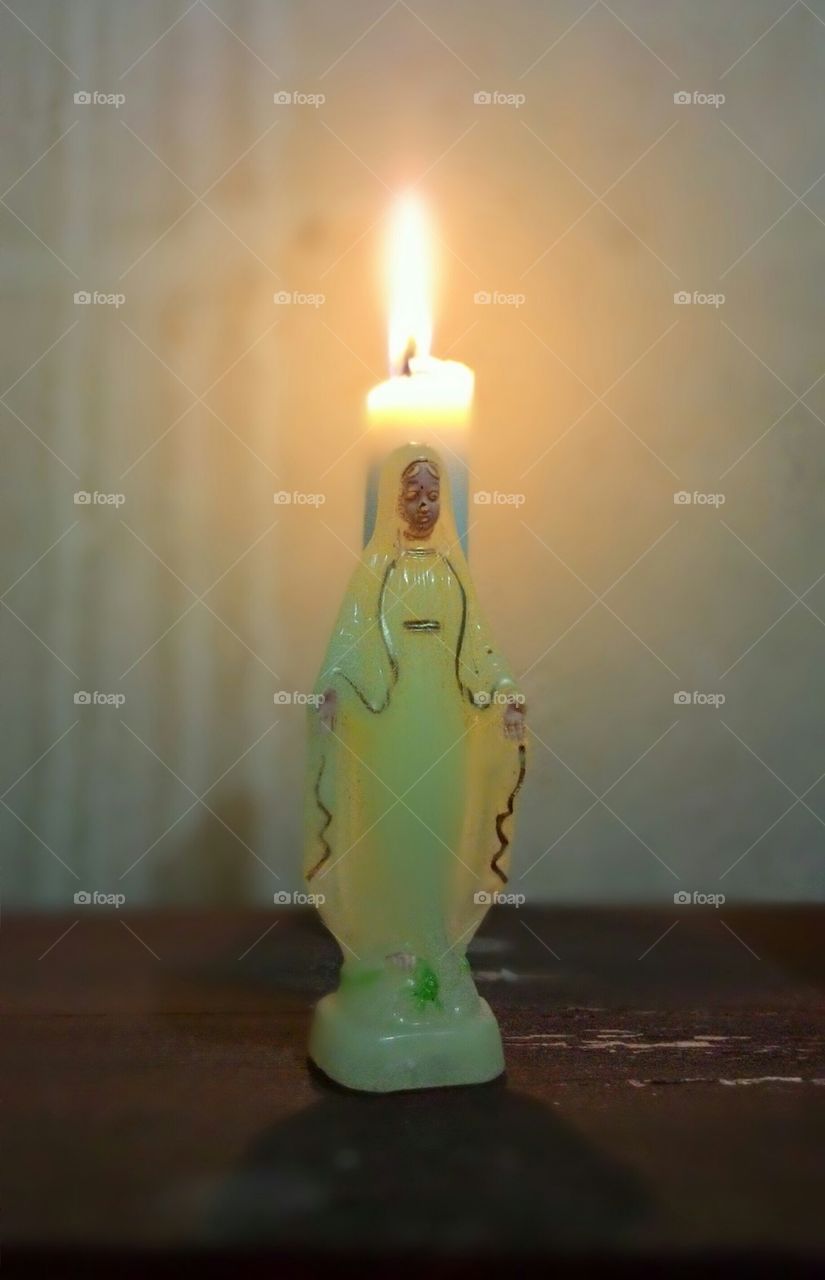 Bunda Maria dan lilin. foto ini diambil di ruang doa pribadi saya