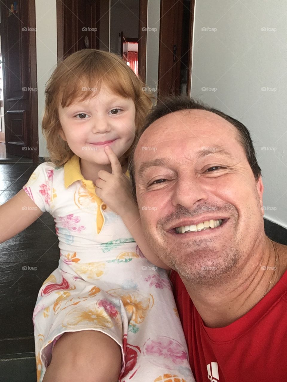 A bela e a fera.
Corujice: como um pai tão feio pode ter uma filha tão bonita? Ops: Duas, é verdade (essa é a Teteia, além da Maritica).
Culpa da mãe, indubitavelmente...