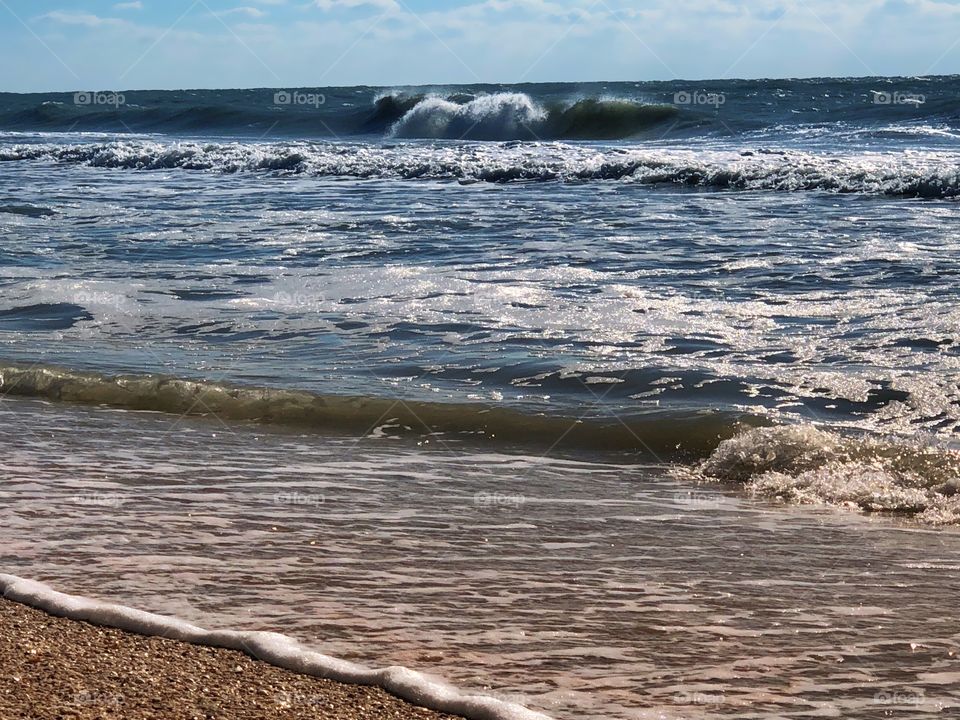 Rolling waves in constant motion to the shore.